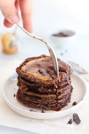 Les Pancakes Vegan Au Chocolat Sont Tout Fluffly Et Epais La Recette Des Pancakes Est Vegan Et Peut Etre Sans Gluten Pancakes Vegan Pancakes Moelleux Recette