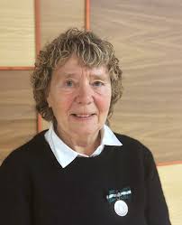 50-ÅRS JUBILAREN TAGER MED GLÆDE MOD NYE UDFORDRINGER 🍾 Dengang i 1974 var  politikredsene mindre, man var Des med cheferne, og Lis var 19 år gammel.  Hun kan stadig huske samtalen, da