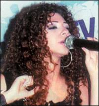 مطربة وفنانة لبنانية كانت بدايتها الفنية في الرقص إذ تعلمت رقص الباليه في سن 5 سنوات وفي التاسعة من عمرها. Ù…Ø¬Ù„Ø© Ø§Ù„Ø¬Ø²ÙŠØ±Ø© Ù…Ø¬Ù„Ø© Ø§Ù„Ø¬Ø²ÙŠØ±Ø©