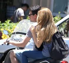 Έχει γεννηθεί το 1977 στη βοστώνη. Iwanna Pappa Aytos Einai O Syntrofos Ths Celebrities Eidhseis