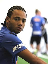 De saída do Santos, Adriano deve assinar por três anos com o Grêmio