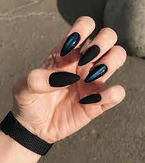 Comienzo aplicando mi primer para después aplicar mi acrílico transparente y seguir dando forma con mi lima y dejar listo para mi diseño que realizó con gel. Lifestylechy Diseno De Unas Chic 2019 Unas Negras Largas Manicura De Unas Unas Postizas De Gel