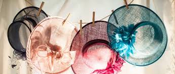 Pour un mariage champêtre aux inspirations bohèmes et sauvage, on vous propose un festin en plein air. Comment Bien Choisir Son Modele De Chapeau Pour Un Mariage