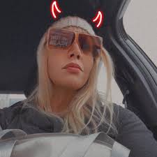 What therapist in Findlay area specializes in childhood trauma and recovery?