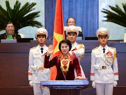 Khác hẳn với tư thế co thủ, thận trọng và gần như 'khép miệng' trong nhiều kỳ họp quốc hội trước đây, vào lần này bà ngân đã khiến giới quan sát và nhiều đại biểu quốc hội ngạc nhiên vì có ít nhất hai lần bà ta cắt ngang phần chất. Ba Nguyá»…n Thá»‹ Kim Ngan Tuyen Thá»‡ Nháº­m Chá»©c Chá»§ Tá»‹ch Qh Bao NgÆ°á»i Lao Ä'á»™ng