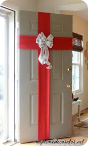23 Decorations De Porte Rejouissantes Pour Noel Decoration Porte Decoration Noel Fait Main Decorations Pour Portes De Noel