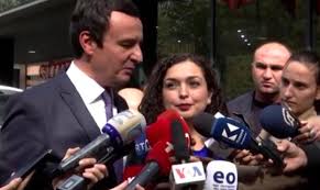 Albin kurti me fjalim mbresëlënës në tryezën me dy odat ekonomike shqiptare #kosovë #shqipëri. Vjosa Osmani Dhe Albin Kurti Ecin Mitrovices Se Veriut Njeshi