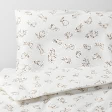Couleurs flashy pour stimuler l'éveil ou tendres pour des nuits sereines : Rodhake Housse Couette Et Taie Bebe Motif Lapin Blanc Beige 110x125 35x55 Cm Ikea
