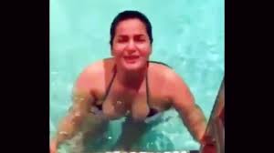 سما المصرى بدون ملابس ملط امام حمام السباحة مع شباب - Vidéo Dailymotion