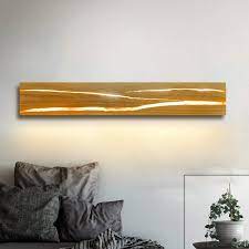 Wandleuchten mit nach unten gerichtetem licht, die sich für unterschiedliche montagehöhen eignen. Holz Wandleuchte