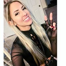 Kellie Floyd's Instagram, Twitter & Facebook