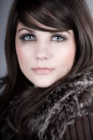 Jugendlich Mädchen Des Brunette Geflochten Mit Zwei Französischen Borten  Vom Rosa Kane Stockfoto