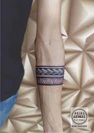 Polynesian tattoos mainly symbolize strength and velour, these patterns follow different geometrical shapes based on the part on which they are etched. Armband Tattoo In Maori And Polynesian By Samarveera2008 On Deviantart