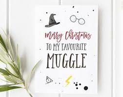 Obwohl flügellos, kann er fliegen, und man weiß. Harry Potter Weihnachtskarte Zum Ausdrucken Von Printymuch Auf Etsy Zeichnungen Weihnachtskarten Zum Ausdrucken Weihnachtskarten Diy Karten Weihnachten