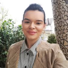 Ajla gladan sam ? -izdrži ljubavi Znači opet si nokte lakirala