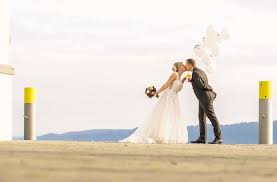 Die besten hochzeitskleider im vergleich. Hochzeit In Ludwigshafen Hochzeitsballon Fliegt Vom Bodensee Nach Polen Finderin Sucht Ehepaar Baden Wurttemberg Stuttgarter Zeitung