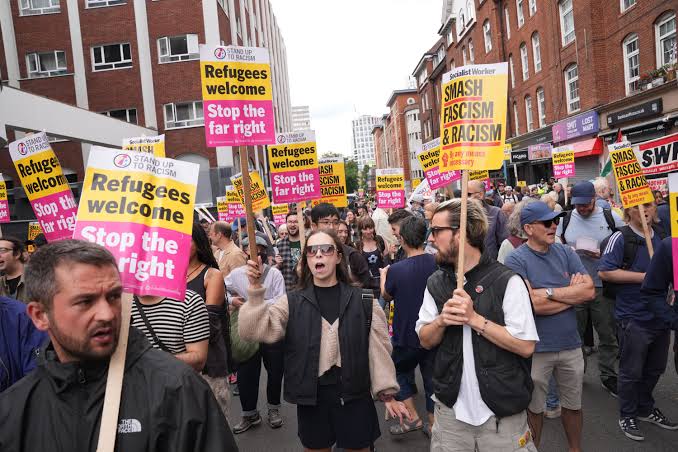 Rival groups clash outside London asylum hotel as police issue arrest warnings | The Independent