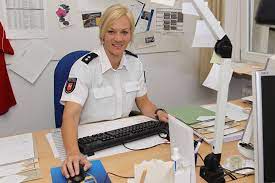 Unsere dienstleistungen im bereich zahnimplantate. Wo Die Schiedsrichterin Ihre Grenze Zieht Bibiana Steinhaus Die Spieler Wissen Ich Bluffe Nicht