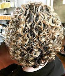 Les 55 Tendances Coiffures Cheveux Boucles 2019 Geniales A Copier Curlybobhairstyles Curly Hair Styles Frosted Hair Curly Hair Styles Naturally