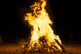 Es conocida como la noche más larga del año, pero sin duda son sus rituales lo que la hacen más qu. Hogueras De San Juan Y Fuegos Artificiales En Gijon