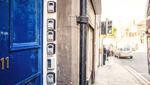 Pensionato trasforma la casa di Padova in b&b ma il “turista” occupa  abusivamente: “Ora sono almeno in 10”