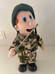 Rare+vintage 1970s greek soldier doll toy- moves,dances&sings /we will rock  you/ €69 №4695677 in Επαρχία Λεμεσού