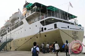 There is a fortnightly service by the pelni ship km lawit from jakarta to pontianak. Pelni Operasikan Km Lawit Layari Natuna Antara News Papua