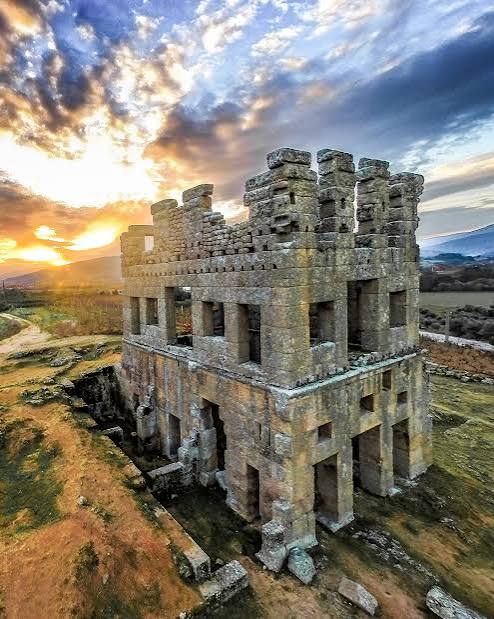 A que período pertence a Torre de Centum Cellas?