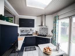 En l'espace de quelques années, le bleu s'est imposé comme le nouveau noir de la décoration. Une Cuisine Bleu Marine Et Carreaux De Ciment Aux Motifs Graphiques Gris Et Bleus Leroy Merlin