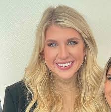 Anna Senn's Instagram, Twitter & Facebook