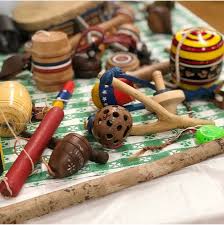 Juegos a continuación se mencionaran los principales juegos infantiles del folklore dominicano, sin considerar la clasificación universal de los juegos, basada en destreza física, estrategia y azar, ya que la mayoría estos son de destreza física o de alguna de las categorías anteriores fusionadas. Juegos Infantiles Dominicanos Los Juegos Infantiles Folklore Dominicano