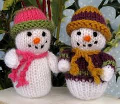 Il porte un chapeau et une écharpe rouge. Super Cute And Easy Free Snowman Christmas Knitting Patterns Designed By Flutterby Patch Deco Noel Tricot Crochet Bonhomme De Neige Modeles Jouets En Peluche