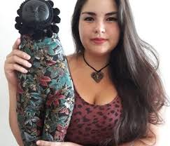 Artista iquiqueña gana concurso Arte Joven, deslumbrando con sus obras de  muñecas con deformaciones en sus cuerpos