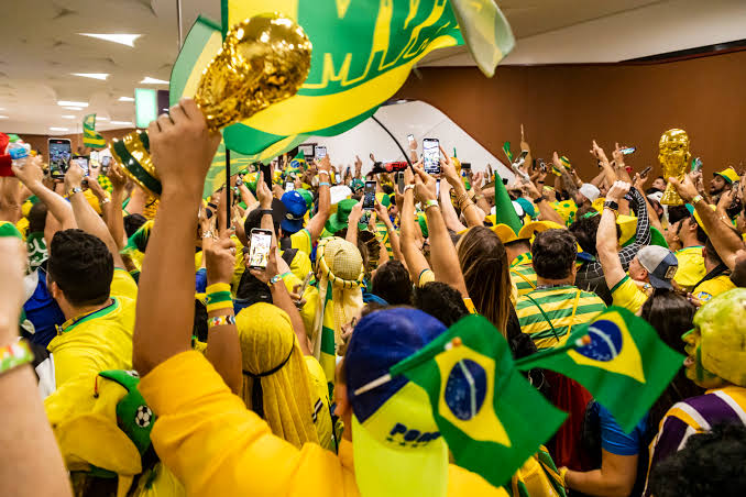 Torcedores no estadio acompanhando jogo da Copa do Mundo de 2026