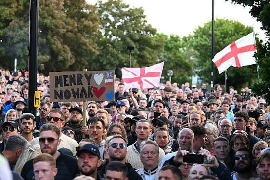 Manchester - Anger over the tragic death of 18-year-old Henry Nowak has  spilled onto the streets of Southampton. People chanting "Henry, Henry"  clashed with riot police in Southampton on Tuesday night. Vickrum