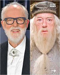 Série #HarryPotter 🎬John Lithgow est apparu pour la première fois en  costume intégral de Dumbledore, pour le tournage de plusieurs scènes en  bord de mer. Mais que fait le directeur de Poudlard
