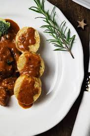 Butterzartes Rahmgulasch Mit Serviettenknodel Semmelknodel Rezept Rezepte Weihnachtsessen Rezepte Einfach
