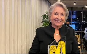 Professora Eda Machado é homenageada com o Troféu Stella Prata