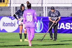 Bolha no gramado marca jogo do Mixto e Fluminense no Brasileiro Feminino A1; veja vídeo
