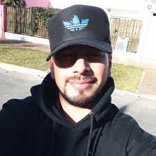 El fotógrafo Tom Rae logró una imagen que parece sacada de un sueño: la  Galaxia de Andrómeda perfectamente alineada con el Aoraki (Monte Cook), el  pico más alto de Nueva Zelanda. No