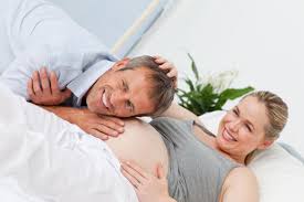 أوشكت على انتهاء فترة الحمل؟ تفكرين في الولادة الطبيعية في المنزل بمساعدة الزوج للتمتع بالدفء والخصوصية، فهل يمكن الولادة بالمنزل بأمان؟ Ù…Ø§Ø°Ø§ ÙŠÙØ¹Ù„ Ø§Ù„Ø²ÙˆØ¬ ÙÙŠ Ù„Ø­Ø¸Ø§Øª Ù…Ø§ Ù‚Ø¨Ù„ Ø§Ù„ÙˆÙ„Ø§Ø¯Ø© Ù…Ø¬Ù„Ø© Ø³ÙŠØ¯ØªÙŠ