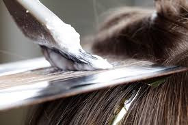 Les mèches caramel iront mieux aux brunes et aux châtains, tandis que le balayage miel. Comment Choisir Entre Le Balayage Miel Et Caramel