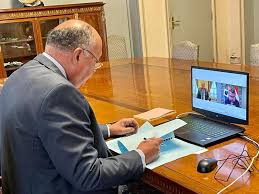 Allemand anglais arabe bulgare chinois coréen croate danois espagnol espéranto estonien finnois français grec hébreu hindi hongrois islandais. Egyptian Brazilian Fms Discuss Cooperation Agencia De Noticias Brasil Arabe