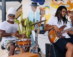 Este ano foi a vez de carlinhos brown. Filhos De Brown Fazem Declaracao De Amor A Painho No Dia Do Aniversario Assista Jornal Correio