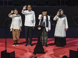 Iriana Jokowi Tampil Kekinian Padukan Kain Batik Dengan Sneakers Selain batik khas solo dan yogyakarta, masih ada beberapa motif kain batik yang corak dan warnanya lebih kekinian sehingga cocok dipakai oleh anak keduanya tampak malu saat diminta bersalaman hingga berfoto bersisian. iriana jokowi tampil kekinian padukan
