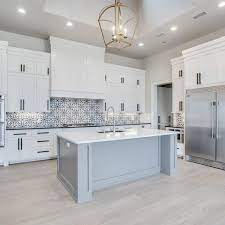 For luxury kitchens to look grand, cabinets have to be crafted in such a way so as to compliment the decor styles incorporated in them. Stunning White Kitchen Cabinets Ideas Look Luxury White Kitchen Design Kitchen Design Beautiful Kitchens White