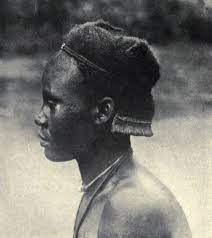 Ukpuru Igbo Women And Girls And Their Hairstyles 1900 1930 The Crested Hairstyle Ojongo Was Popular Until The Mid 20th Century It I Asaba African Art Art