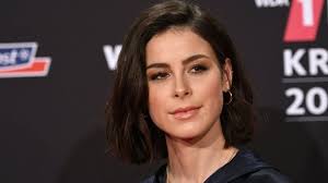 Ze werd bekend door het winnen van het eurovisiesongfestival 2010, waarbij ze voor duitsland uitkwam met het engelstalige nummer satellite. The Voice Kids Lena Meyer Landrut Kinder An Soziale Medien Gewohnen