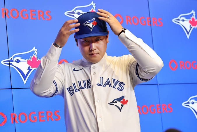 MLB News Outside The Confines: Kazuma Okamoto arrives in Toronto | Bleed  Cubbie Blue