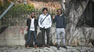 Η αρχαία ονομασία του ήταν καλαυρία. To Left Gr Sta Bilia Attikhs Shmeio Ths 3enofobikhs Epi8eshs Kata Prosfygwn Binteo Fwtografies Left Gr